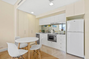Sunny and bright apartment- Self Catering, Sydney